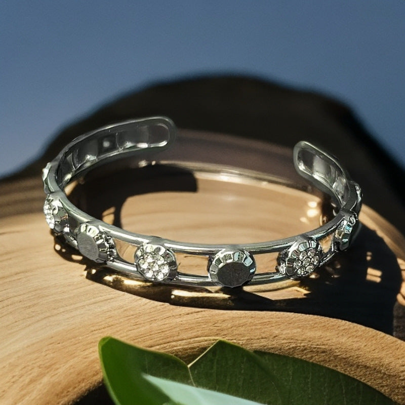 Bracelet en métal ouvert étoilé
