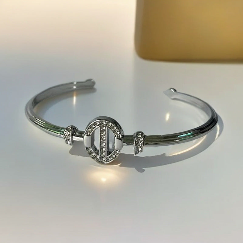 Bracelet en métal ouvert étoilé