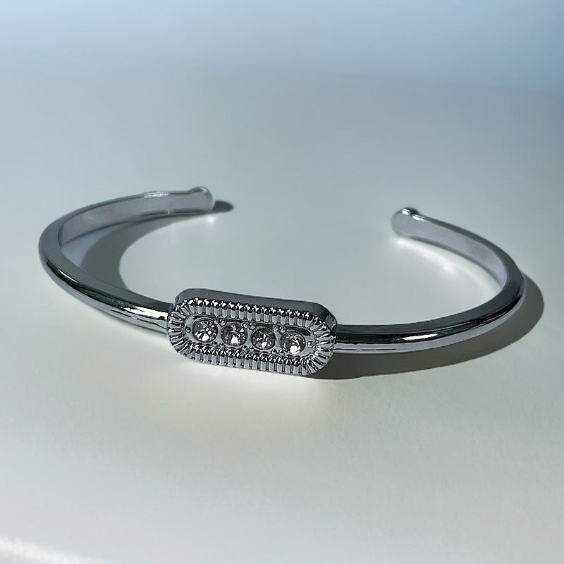 Bracelet en métal ouvert étoilé